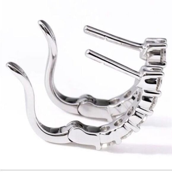 The Timeless Classic Brilliant mini hoop earrings in silver - Picture 4 of 6